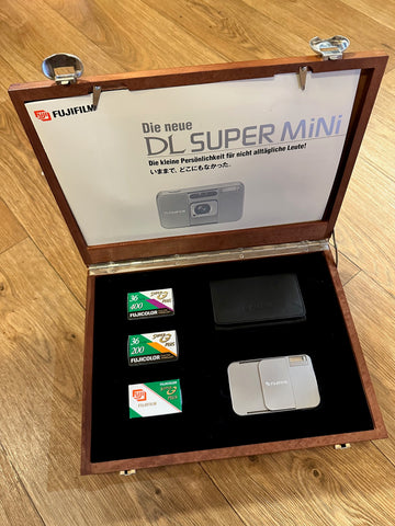 Fujifilm DL Super Mini in der Holzschatulle